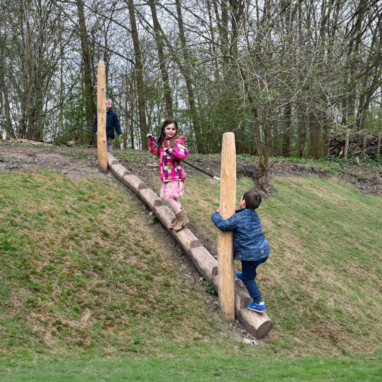 Abenteuertreppe am Hang Robinie lange Treppe