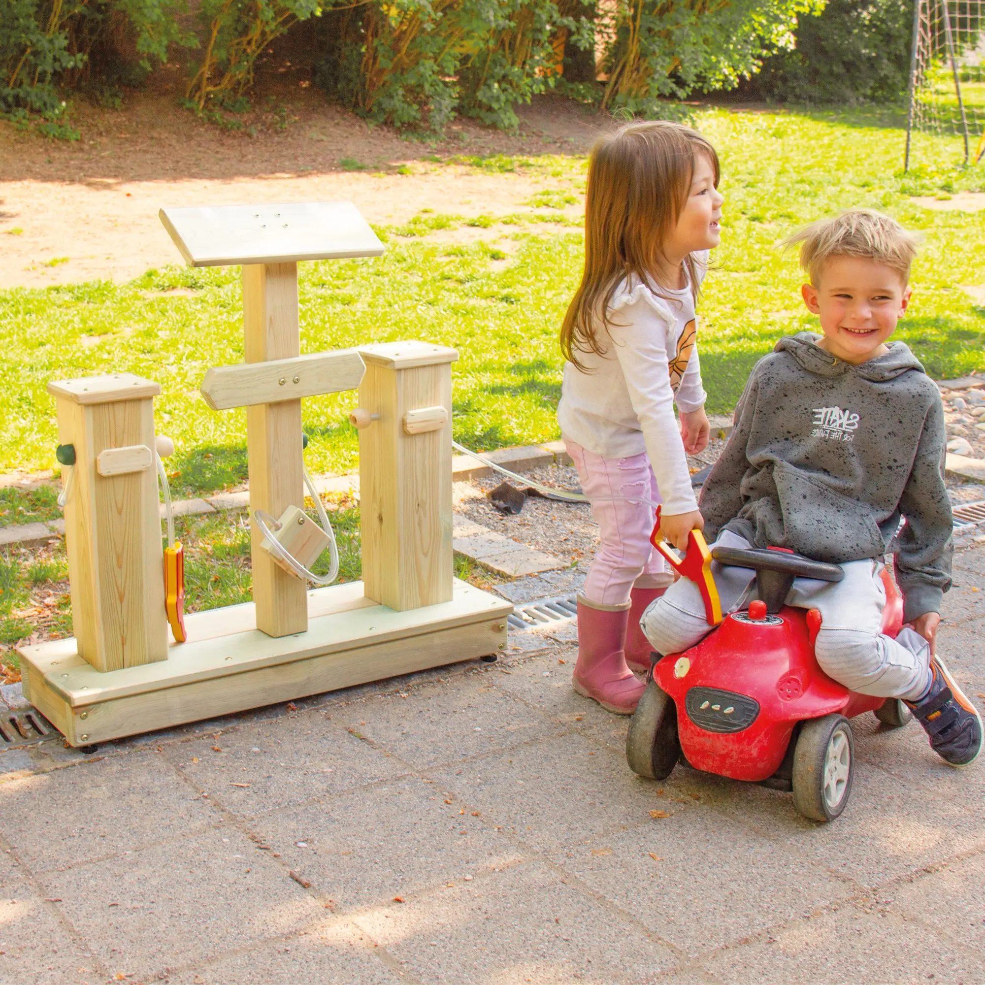 Tankstelle aus Holz für den Kindergarten