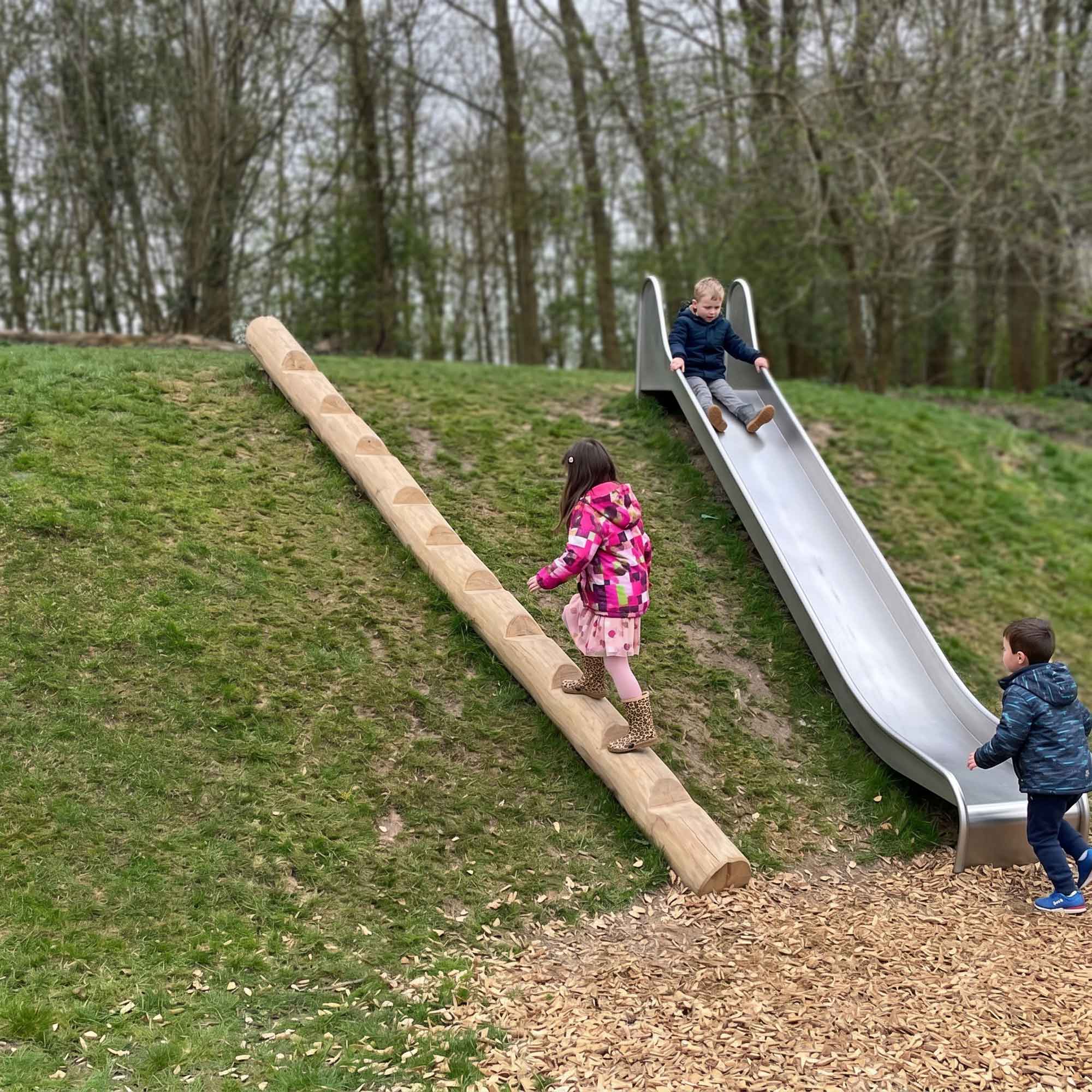 Abenteuertreppe am Hang Robinie lange Treppe ohne Seil