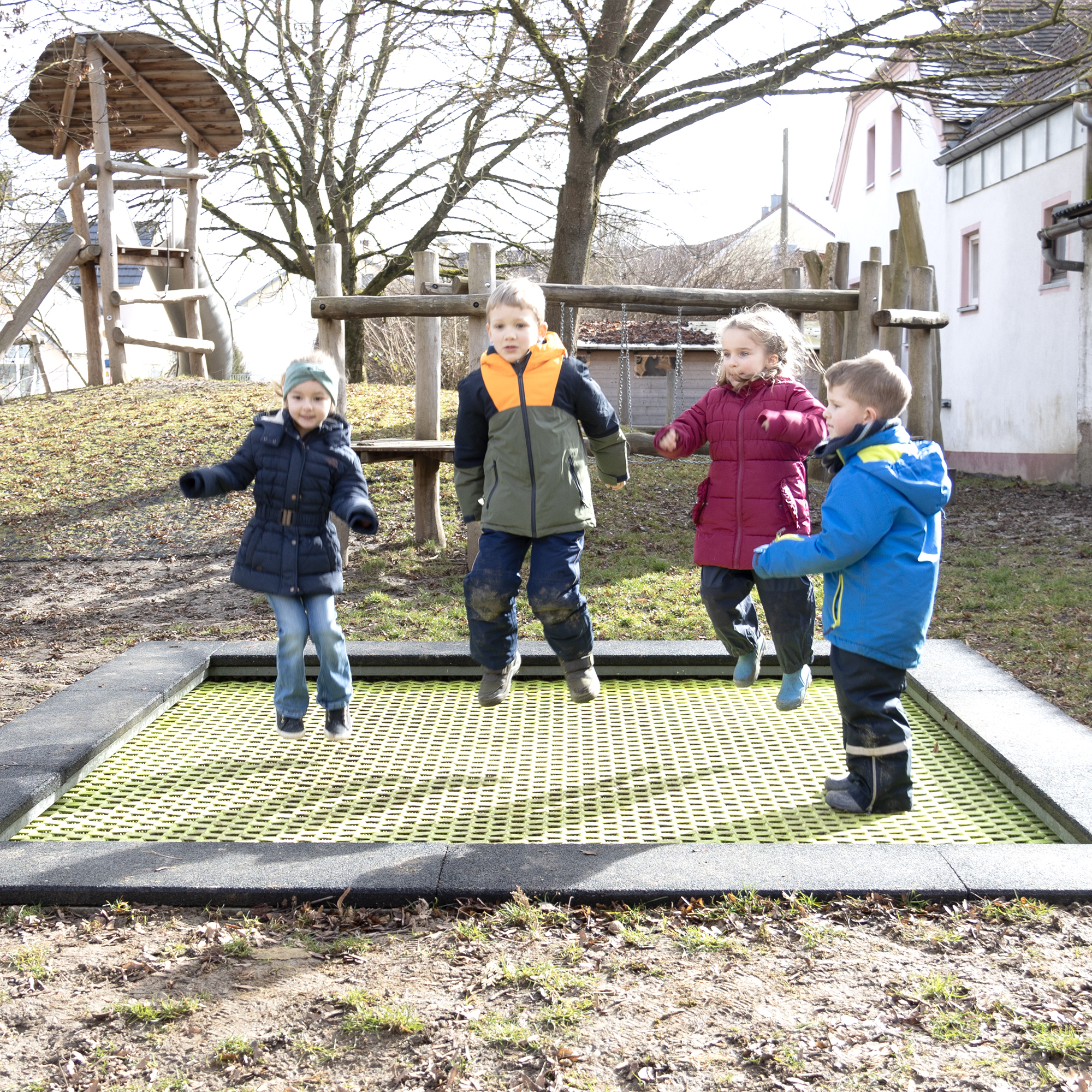 Kita Bodentrampolin Quadrat 238 x 238 cm Individuelle Farben signalgrün