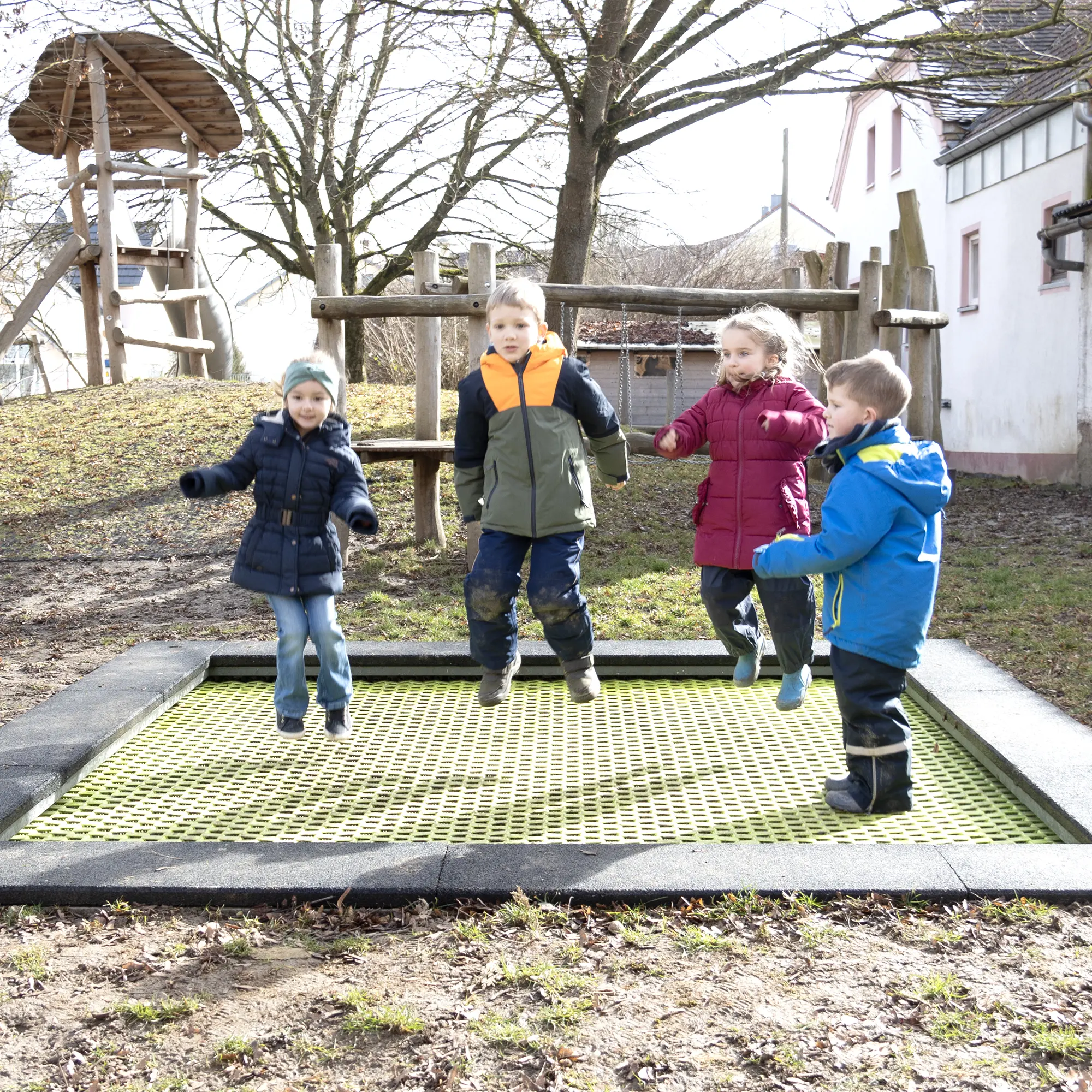 Kita Bodentrampolin Quadrat 238 x 238 cm Individuelle Farben signalgrün