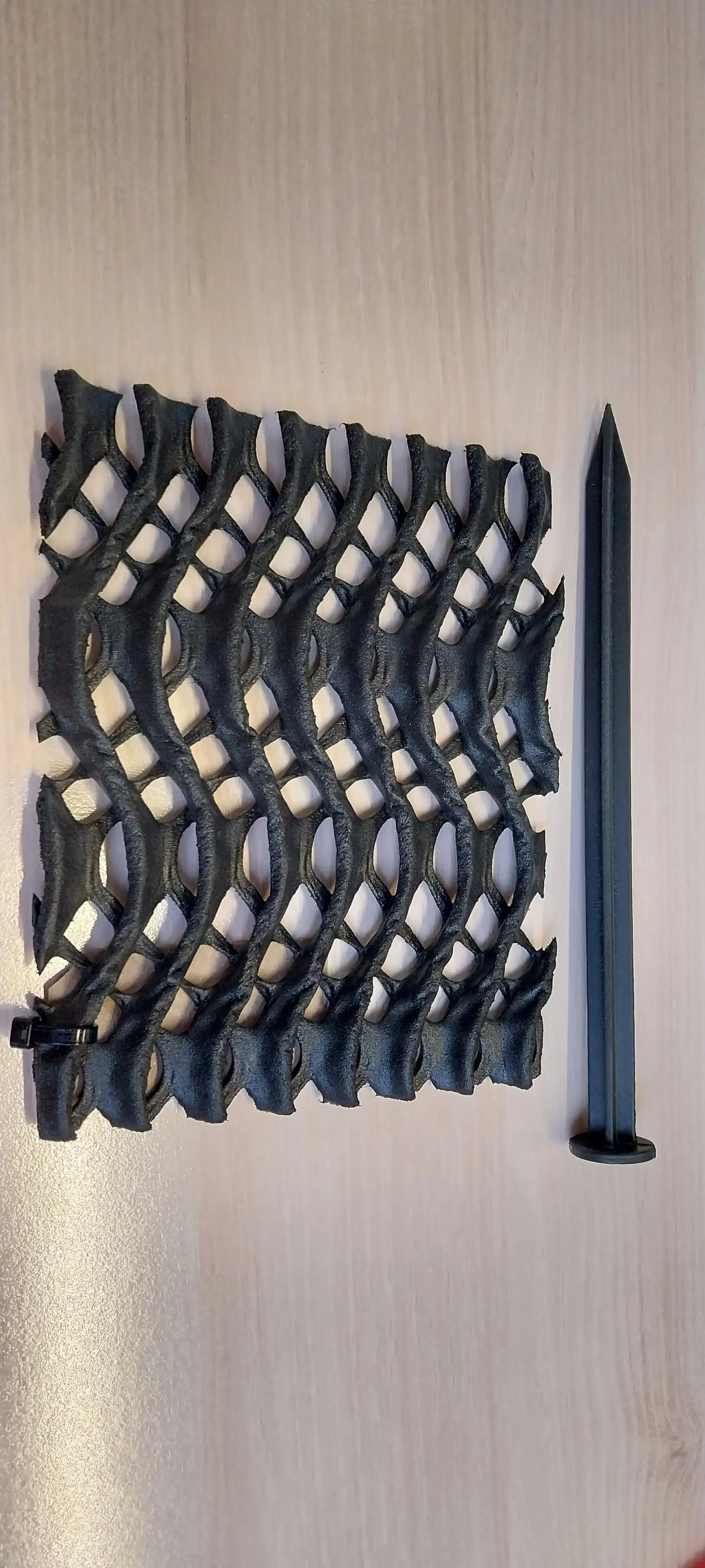 Muster BodMat, Flexibles Bodenschutzgitter, Rasenschutzgitter  + Befestigungspin / Befestigungsnagel