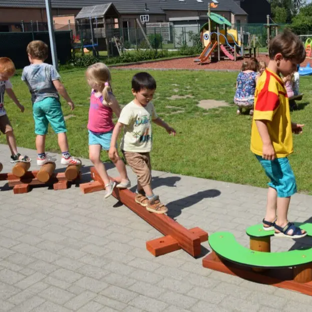 Kleinkind Abenteuerpfad Balancebalken