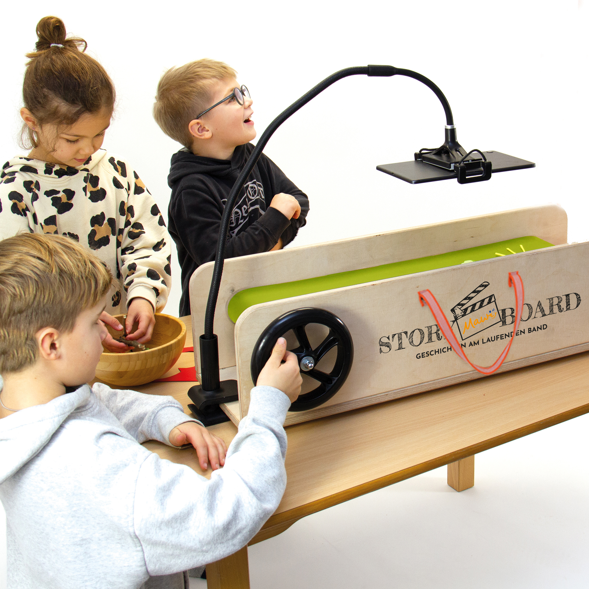 Kinder erzählen ihre Geschichte am Story-Board