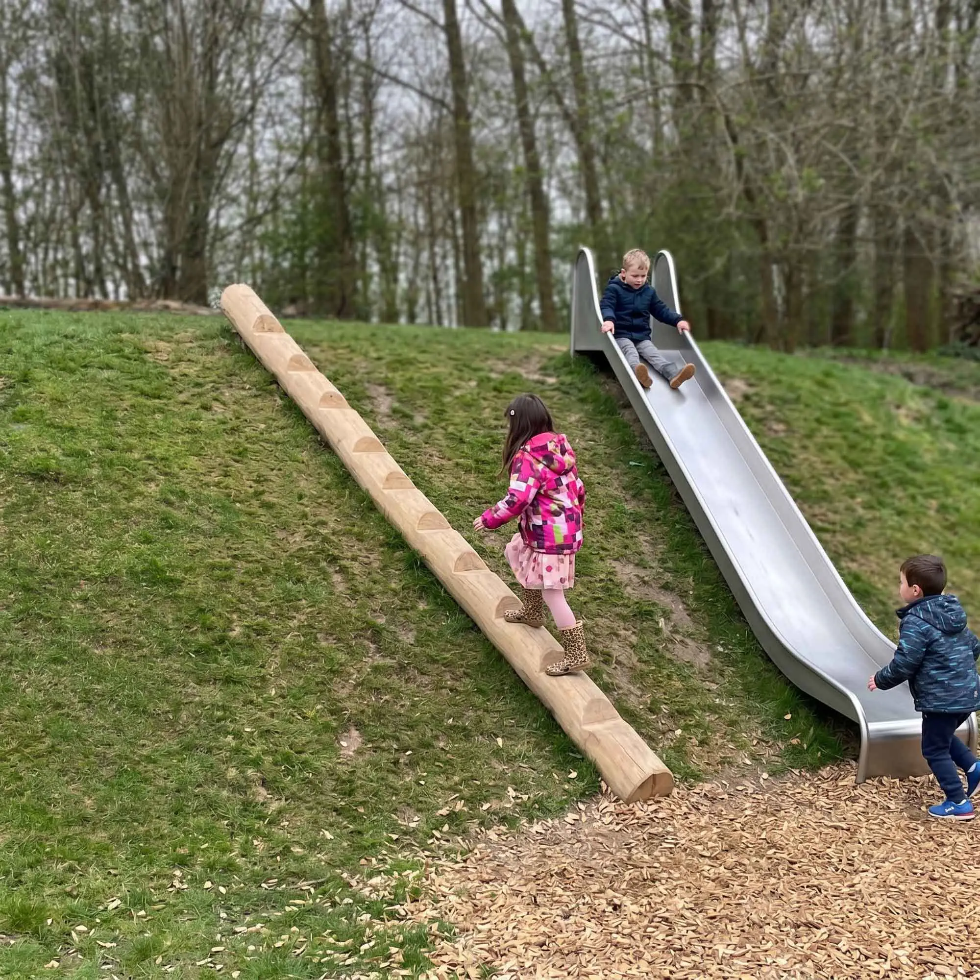 Abenteuertreppe am Hang Robinie lange Treppe ohne Seil