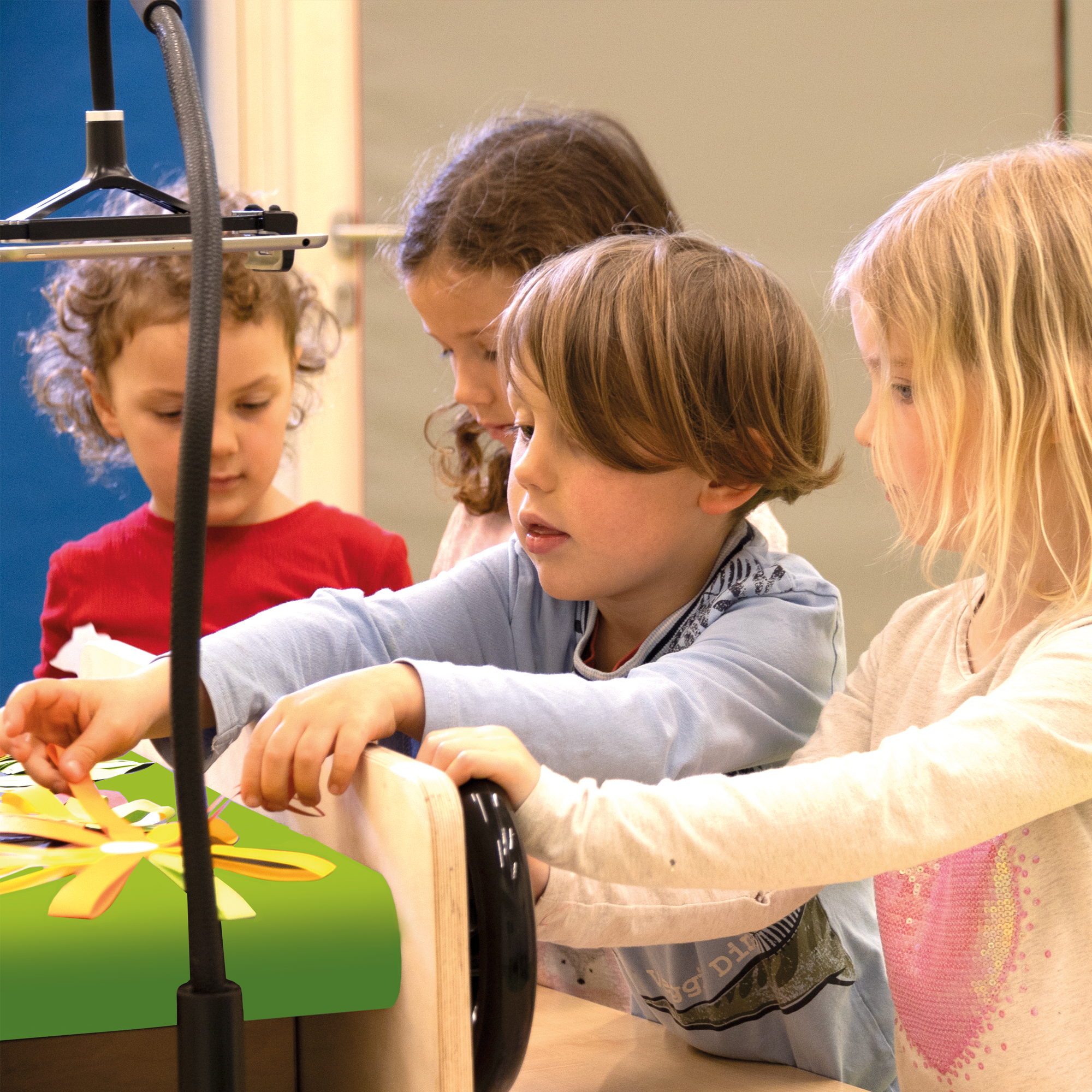 Kinder gestalten und erzählen gemeinsam ihre Geschichte am Story-Board