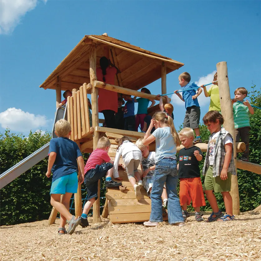 Robinie Zauberturm mit Dach und Rutsche