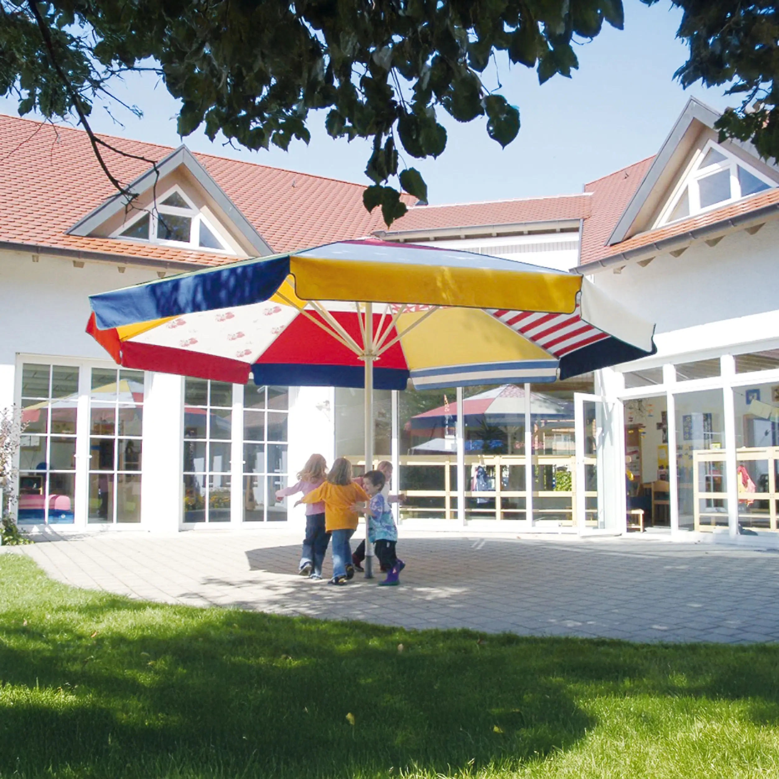 Sondermodell Kindergartenschirm Ø 5 m mit Volant Gestellfarbe weißaluminium RAL 9006