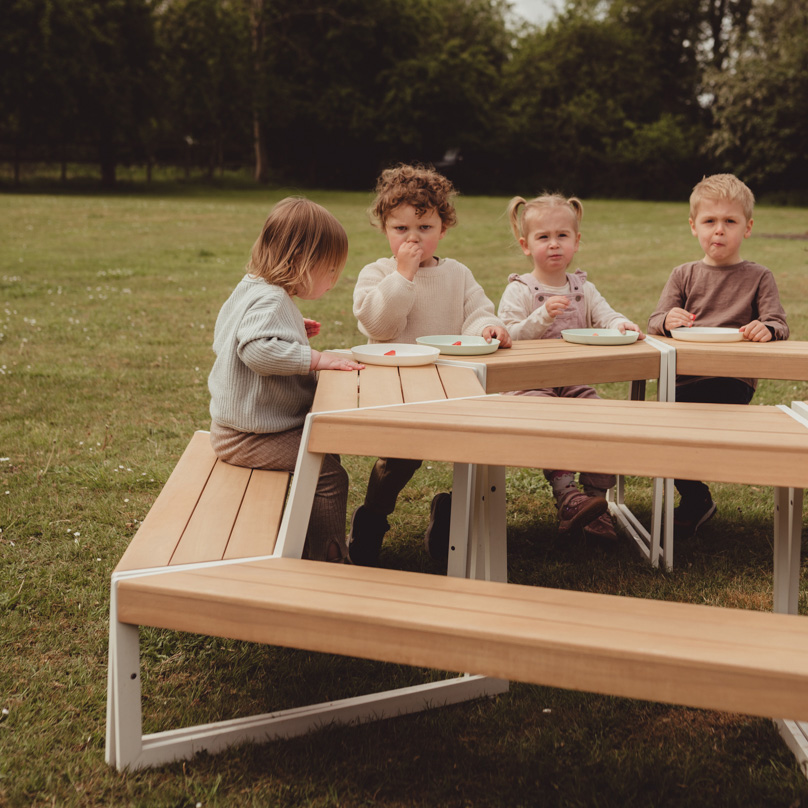 Alu Akazie Sitzgruppe Kindertreff Bank breit mit Tisch