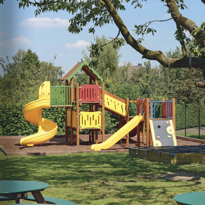 Elfenburg mit niedriger Spiral-Kunststoffrutsche