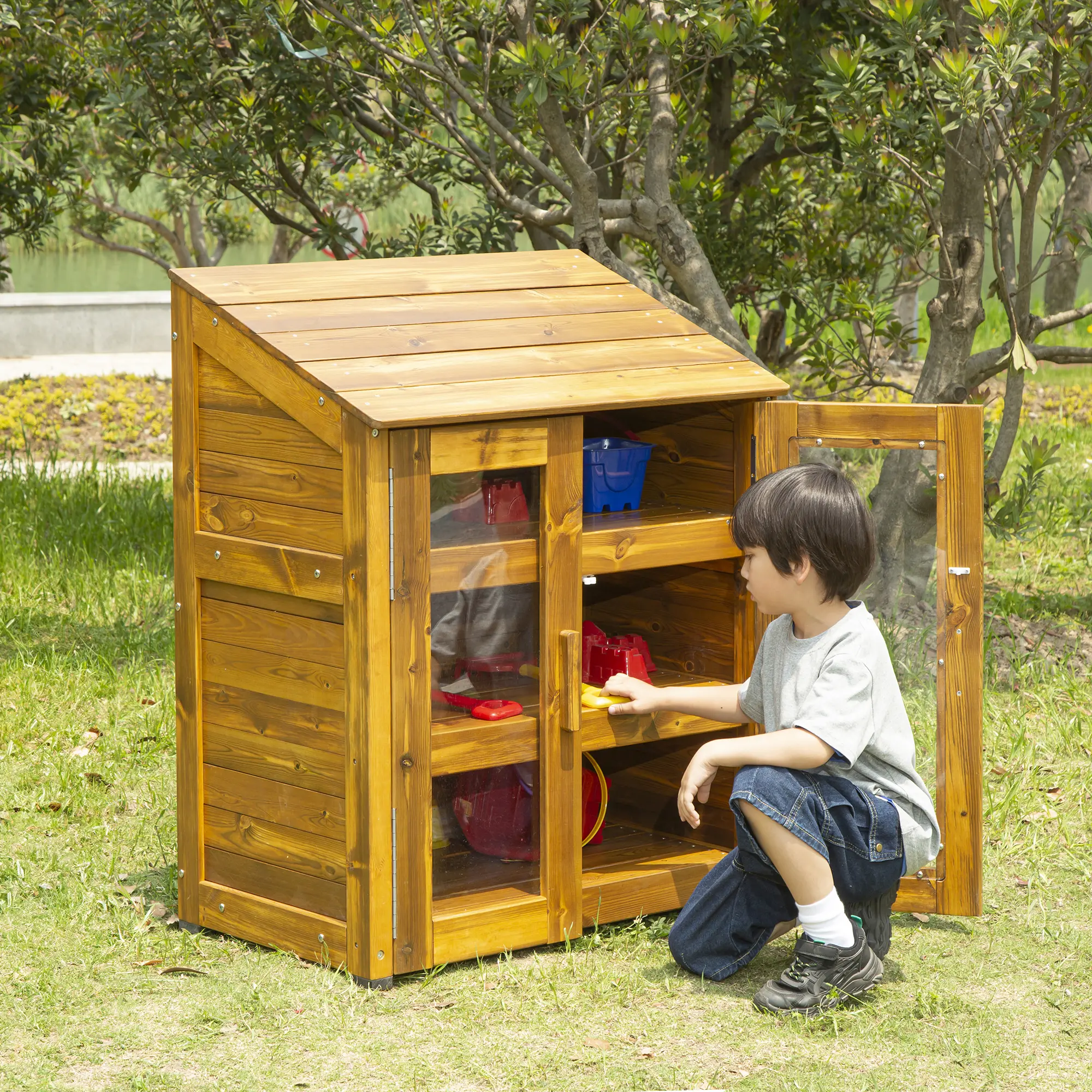 Spielzeugschrank mit transparenten Türen