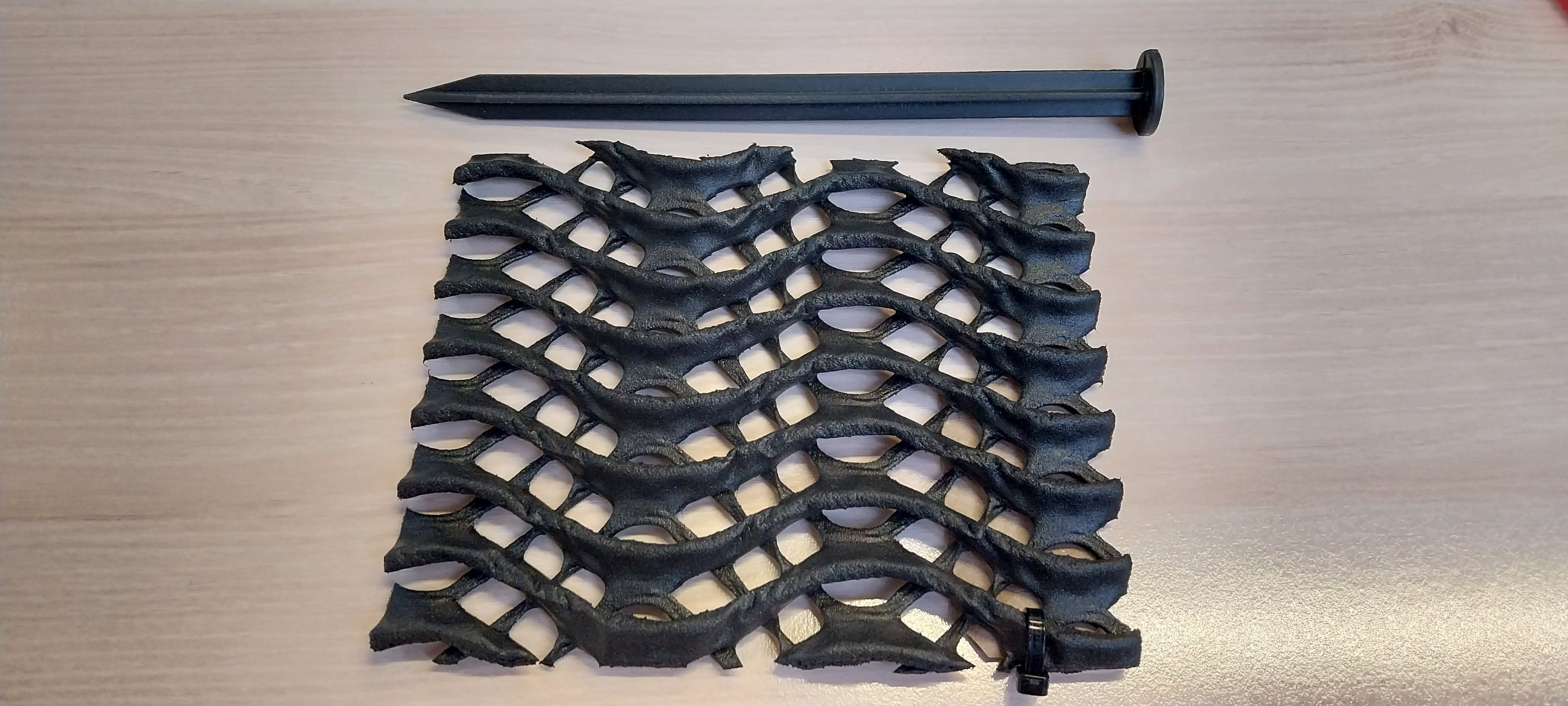 Muster BodMat, Flexibles Bodenschutzgitter, Rasenschutzgitter  + Befestigungspin / Befestigungsnagel