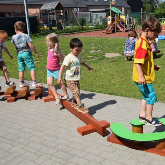 Kleinkind Abenteuerpfad Balancebalken