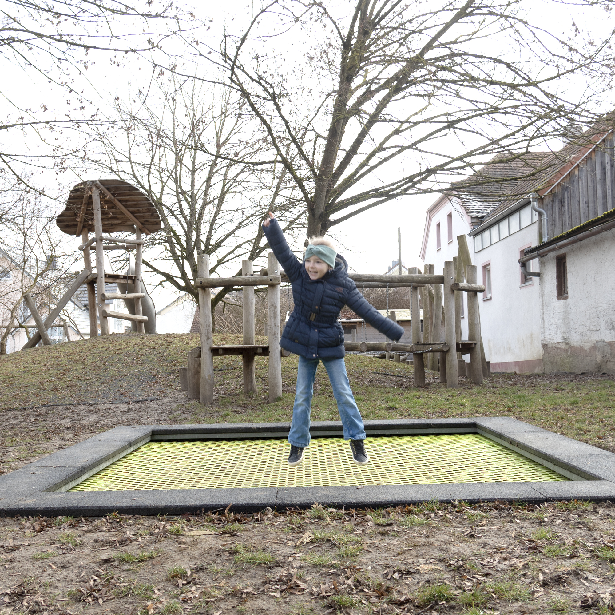 Kita Bodentrampolin Quadrat 238 x 238 cm Individuelle Farben signalgrün