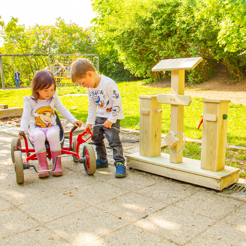 Tankstelle aus Holz für den Kindergarten