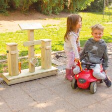 Tankstelle aus Holz für den Kindergarten