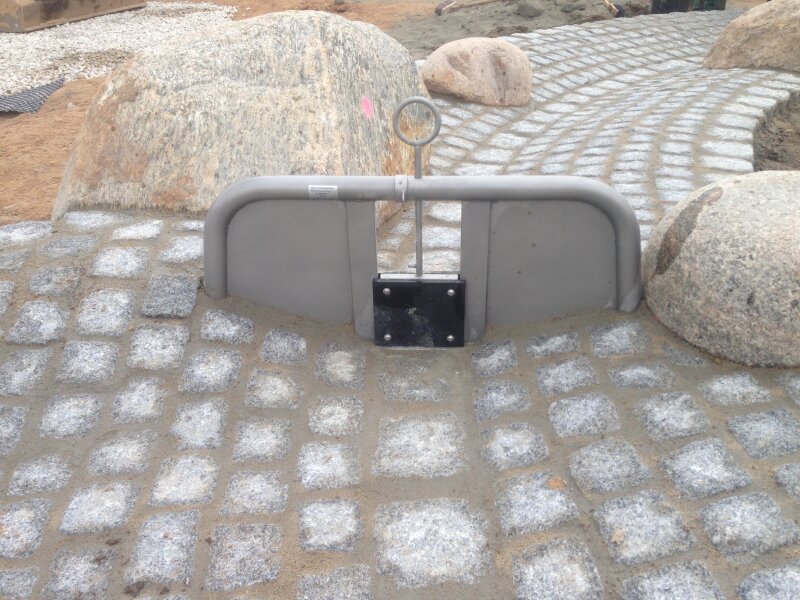 Wasserspiel Ziehwehr – Wasserstau für Matschplatz & Spielplatz