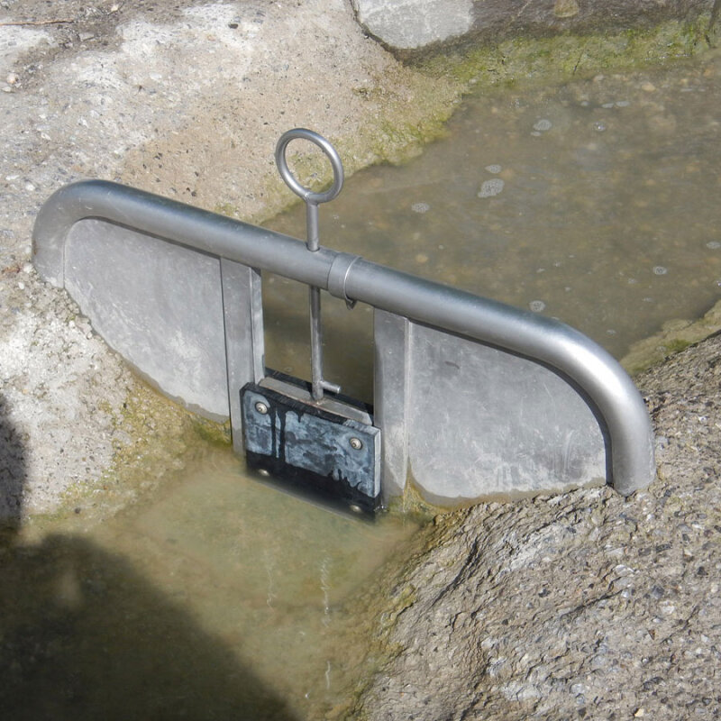 Wasserspiel Ziehwehr – Wasserstau für Matschplatz & Spielplatz