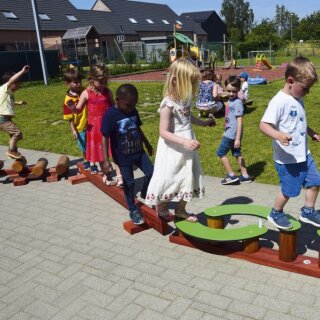 Kleinkind Abenteuerpfad Balancebalken