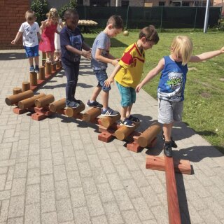 Kleinkind Abenteuerpfad Balancebalken