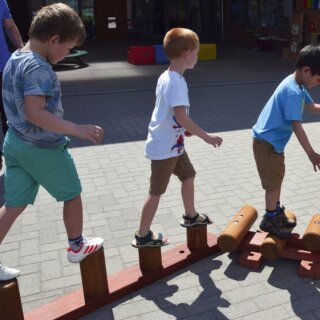 Kleinkind Abenteuerpfad Erlebnispfad