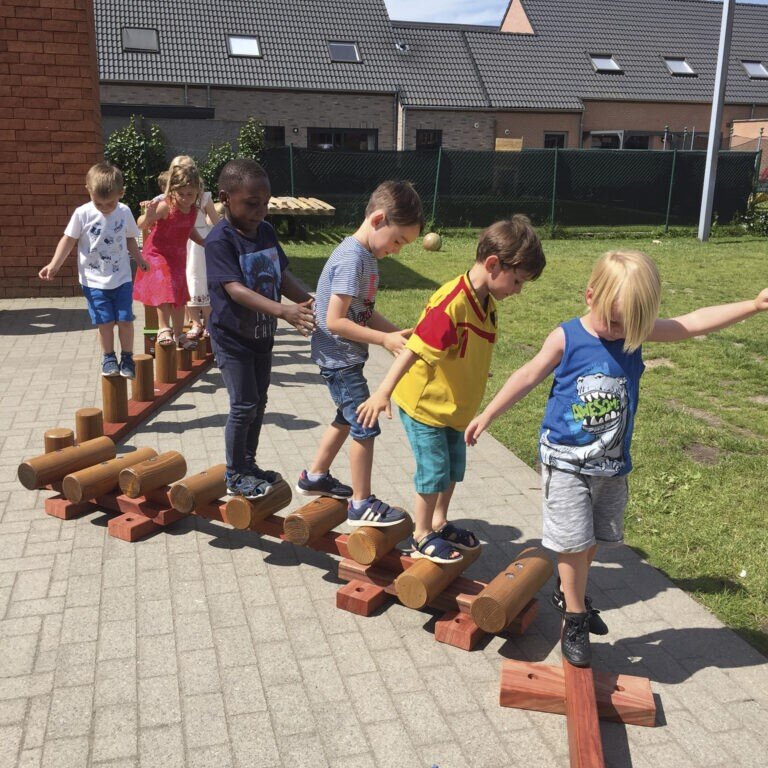 Kleinkind Abenteuerpfad Krokodilrücken