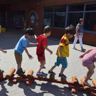 Kleinkind Abenteuerpfad Krokodilrücken