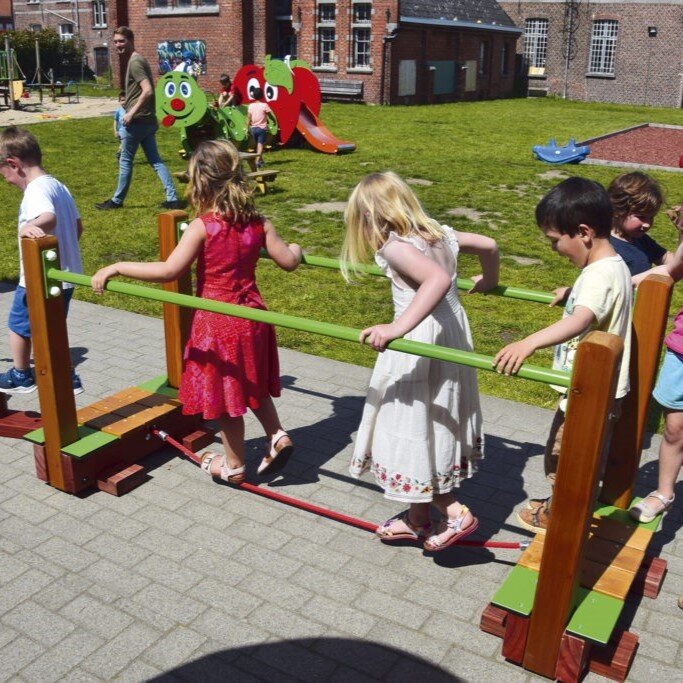 Kleinkind Abenteuerpfad Affenbrücke