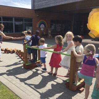 Kleinkind Abenteuerpfad Affenbrücke