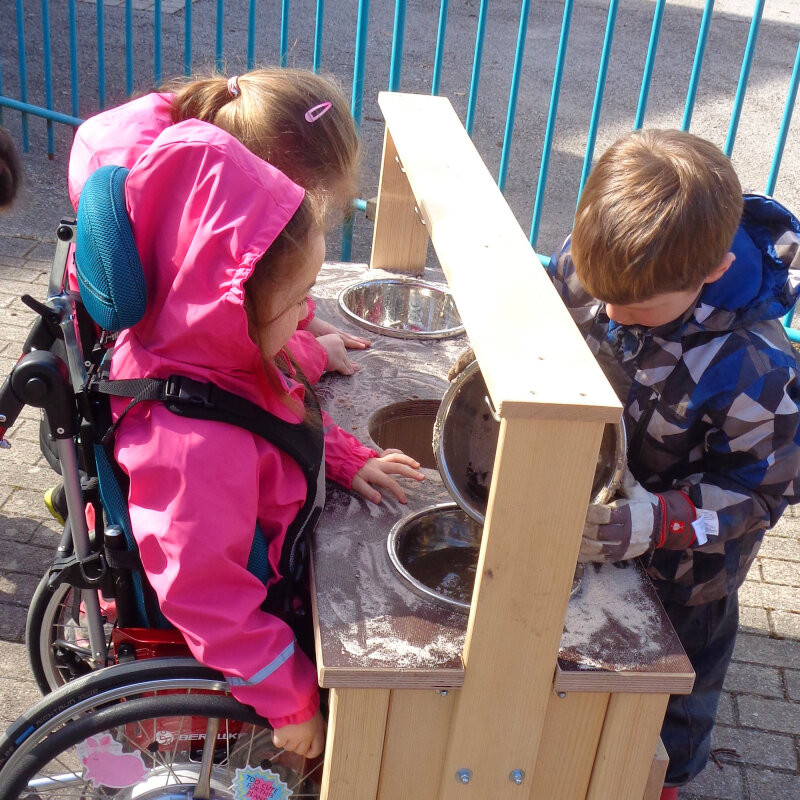 Matschtisch Elli für Rollstuhlkinder