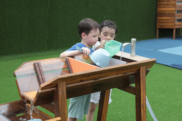 Wasser-Matsch-Anlage Staudamm