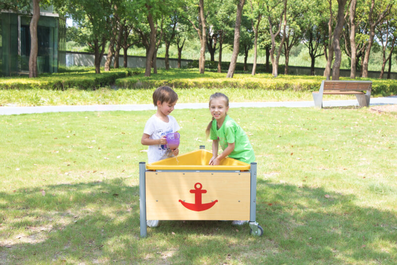 Mobiler Matschtisch, dreieckig