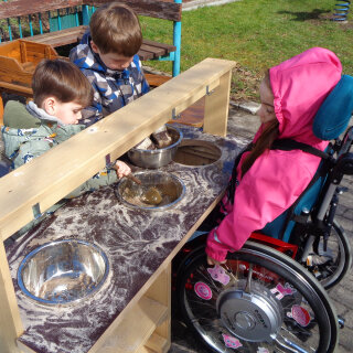 Matschtisch Elli für Rollstuhlkinder ohne Schüsseln