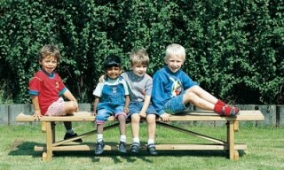 Kleinkindersitzbank für den Spielplatz