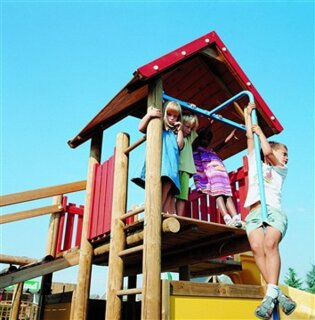 Anbau Feuerwehrstange für einen Spielturm