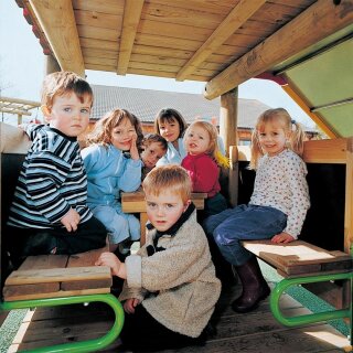 Sitzgruppe 2 Bänkchen und 1 Tisch